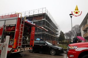 Fiamme dal condominio, area messa in sicureza