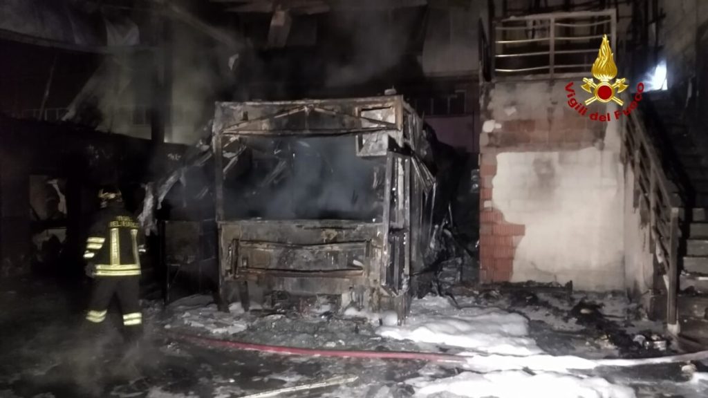 Incendio in un'azienda ittica, scoppiano due bombole del gas: distrutto il capannone e il camion di gastronomia itinerante