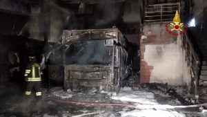 Incendio in un'azienda ittica, scoppiano due bombole del gas: distrutto il capannone e il camion di gastronomia itinerante