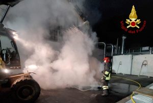 In fiamme un deposito di trucioli di legno, l'intervento dei pompieri