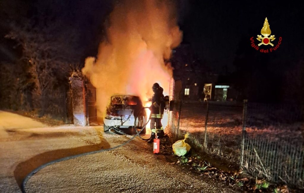 Rogo nella notte, auto completamente distrutta dalle fiamme