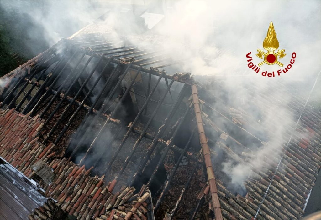 Fiamme all'ex hotel Continental: rinvenuto un corpo carbonizzato