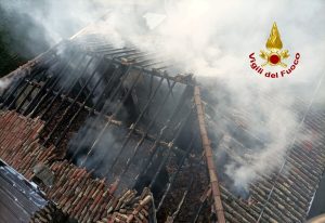 Fiamme all'ex hotel Continental: rinvenuto un corpo carbonizzato
