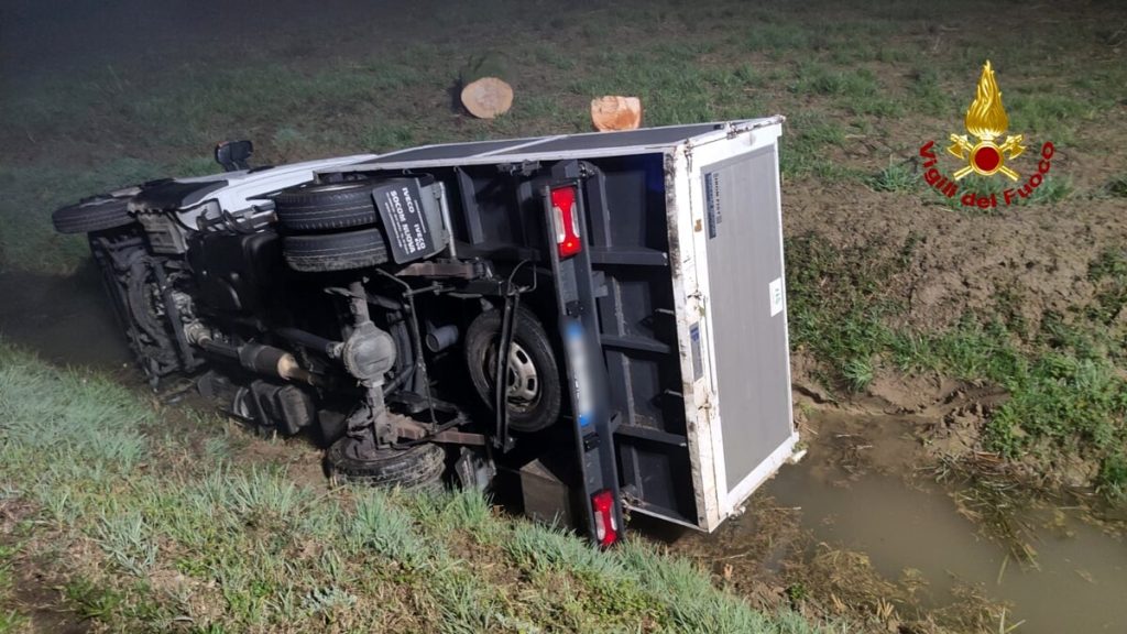 Schianto nella notte, furgone carico di tronchi di legno finisce nel fossato