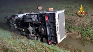 Schianto nella notte, furgone carico di tronchi di legno finisce nel fossato
