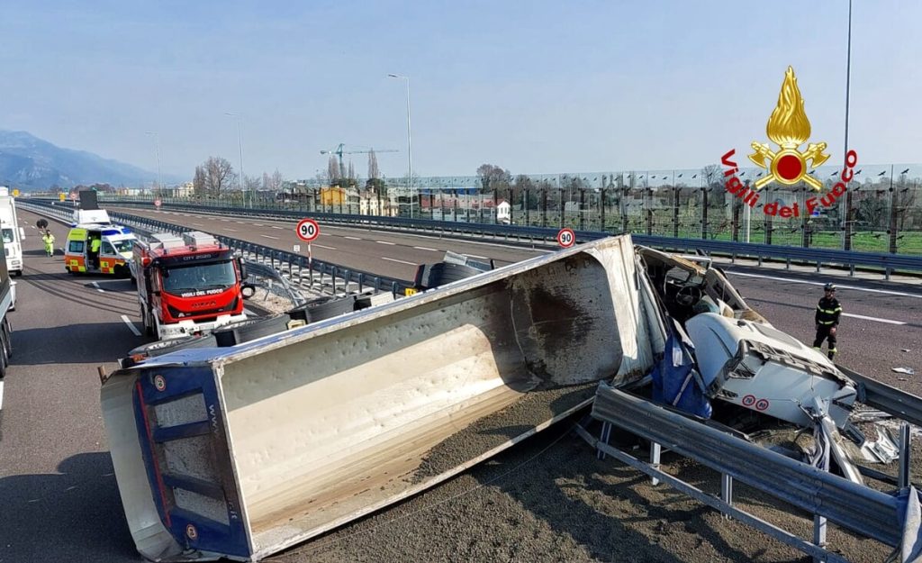 Autoarticolato si rovescia contro il guard rail: autista ferito lievemente
