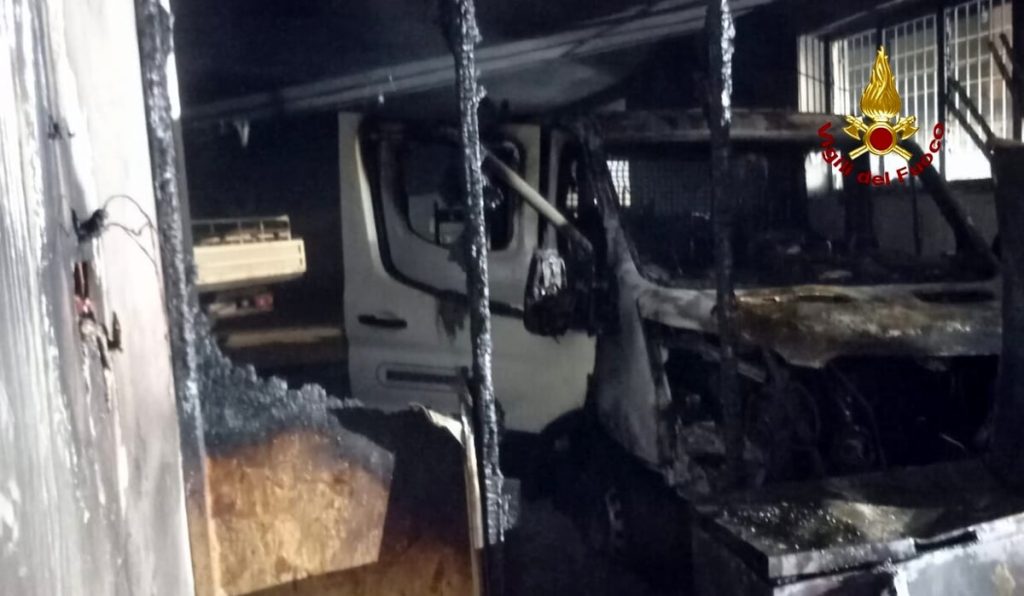 Fiamme in un garage deposito, bruciato un furgone