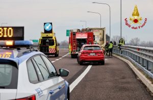 Autoarticolato carico di semola, va in fiamme: intervento in Spv