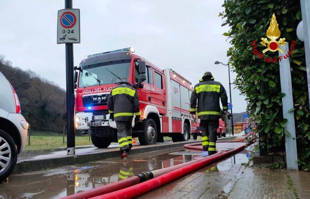Maltempo, oltre 100 i Vigili del fuoco al lavoro: persone bloccate in auto e portate in salvo