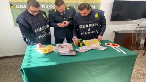 Alimentari scaduti tra gli scaffali, prodotti ritirati dal mercato: maxi-multa al supermercato