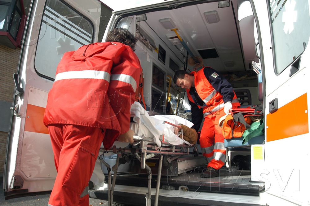 Schianto tra due auto, cinque feriti: due sono gravi