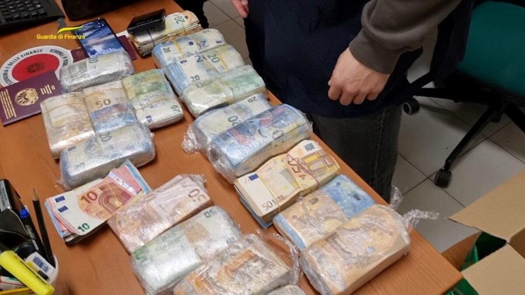 Riciclaggio di denaro sporco, arrestati due corrieri: sequestrati 200mila euro