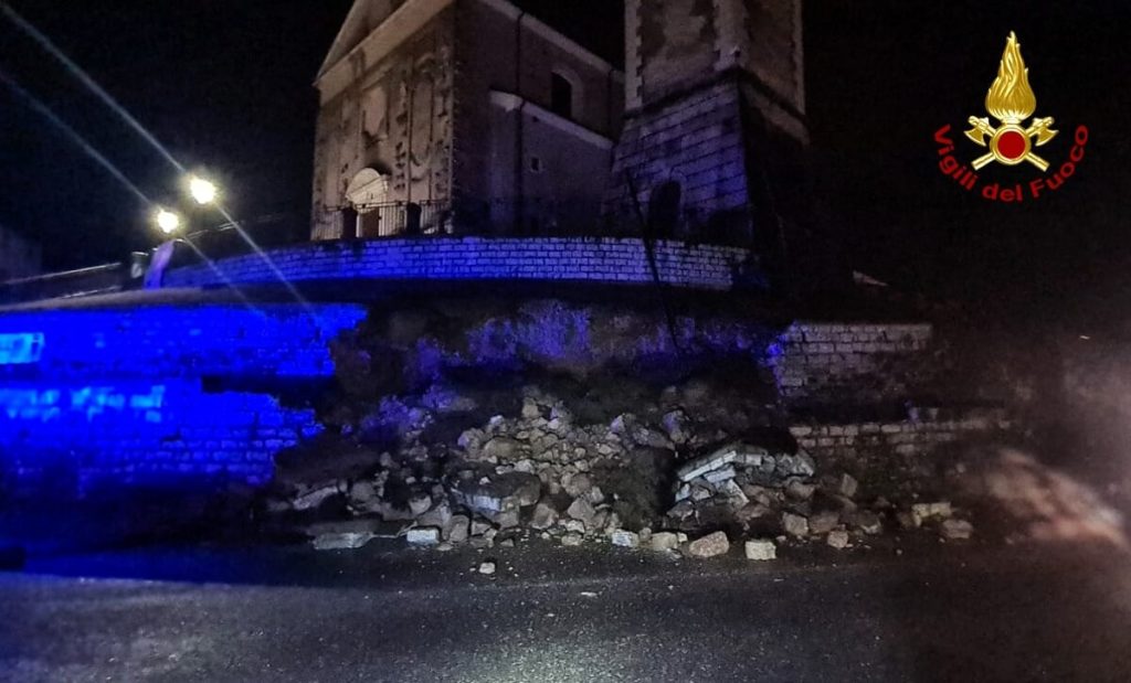 Crolla il muro di cinta del sagrato, chiesa transennata