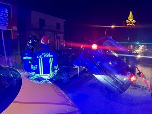 Schianto tra auto: una rimane su due ruote