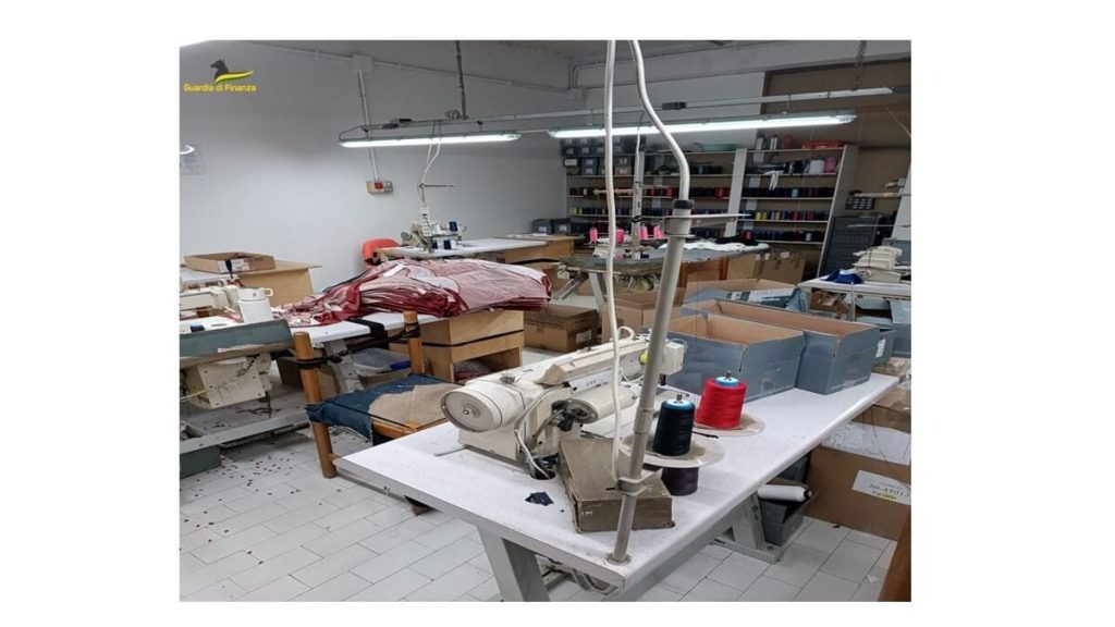 Lavoro "nero", laboratorio tessile sotto sequestro