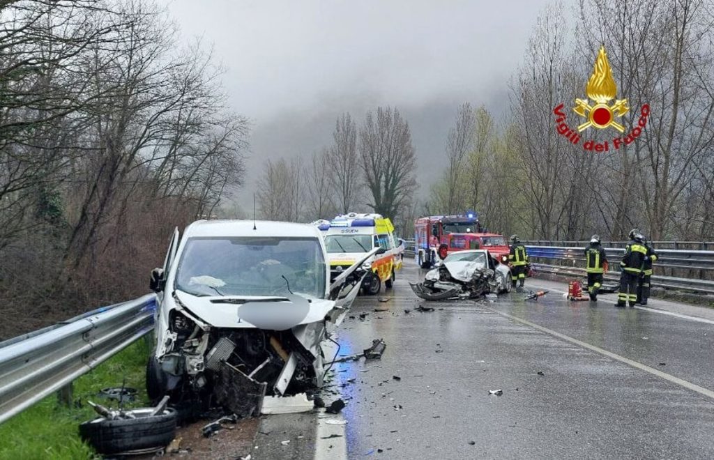 Schianto tra una Porsche e un furgone, tre feriti: uno è grave
