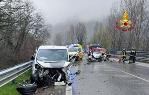 Schianto tra una Porsche e un furgone, tre feriti: uno è grave