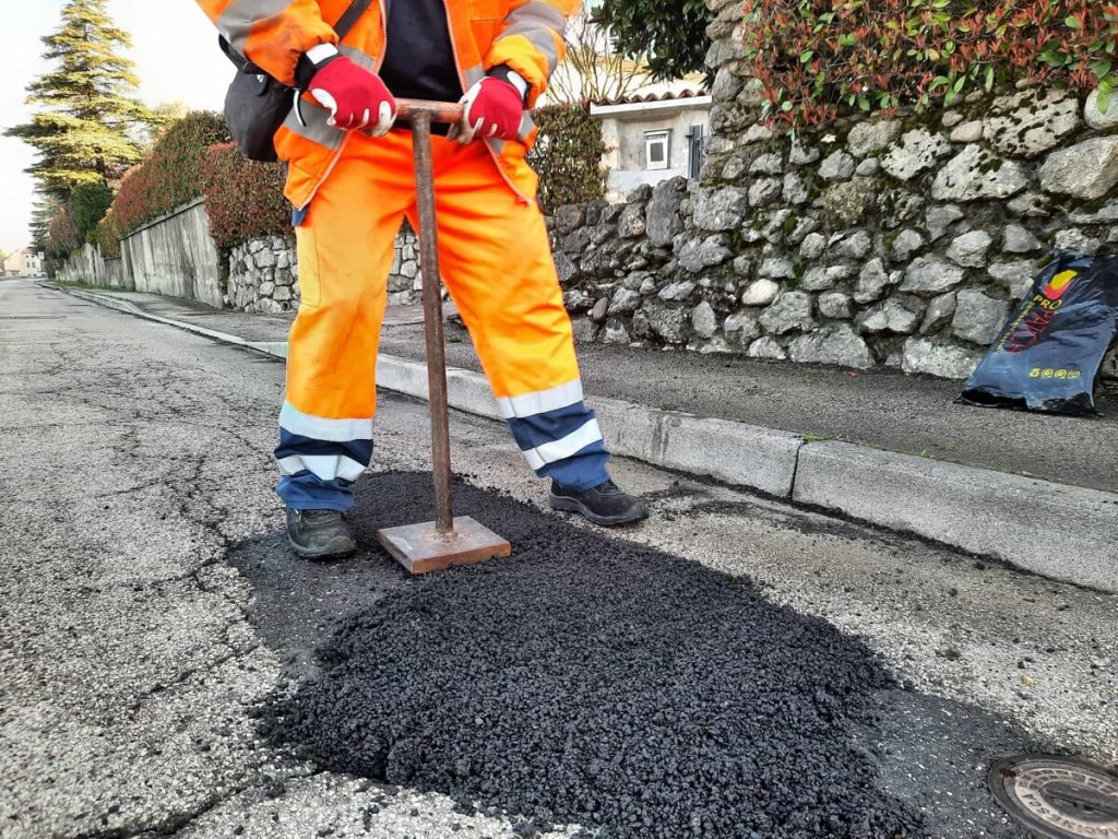 Strade dissestate dal maltempo: chiuse 75 buche in città