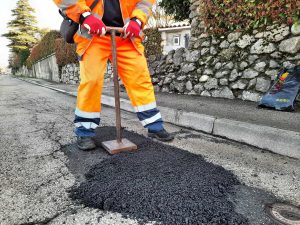 Strade dissestate dal maltempo: chiuse 75 buche in città