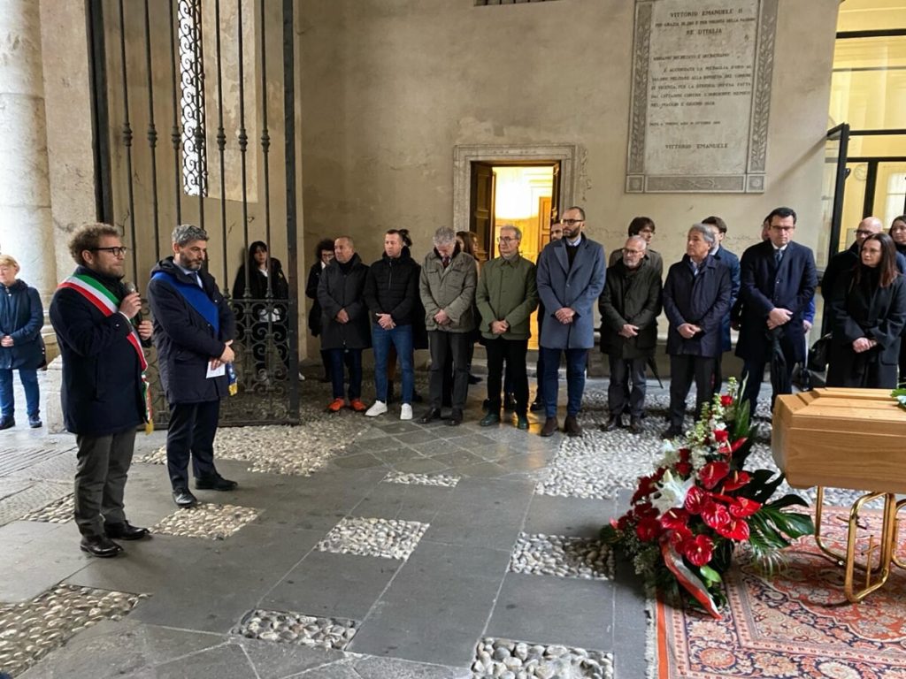 Morte Tonino Assirelli, il saluto istituzionale nel cortile Palazzo Trissino