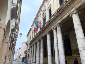 Bandiere a mezz’asta per la Giornata in memoria delle vittime del Covid