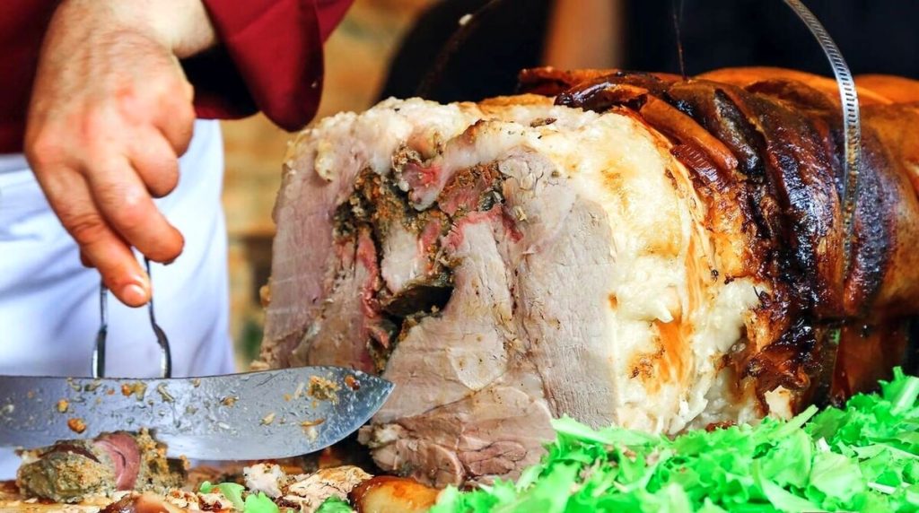 Sagra dell’Addolorata a Zugliano, specialità porchetta allo spiedo