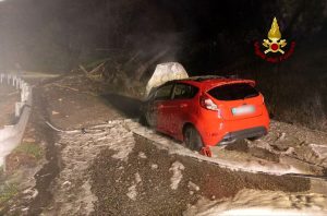 Si schianta con l'auto contro gli alberi a causa di una frana, la vettura prende fuoco 