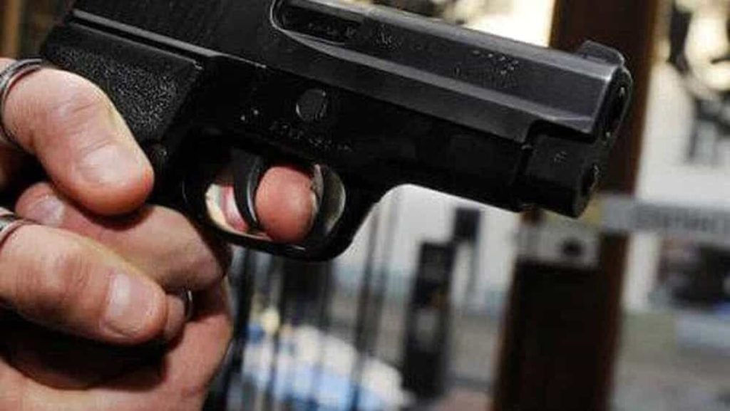 Lite tra moglie e marito degenera: lui spara un colpo a salve in casa, lei fugge con il figlio