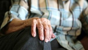 Sevizie all'anziano vicino di casa, scatta il divieto di dimora nel comune di residenza