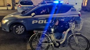 Derubato della bici, il vicino immortala il furto: malvivente fermato in Campo Marzo