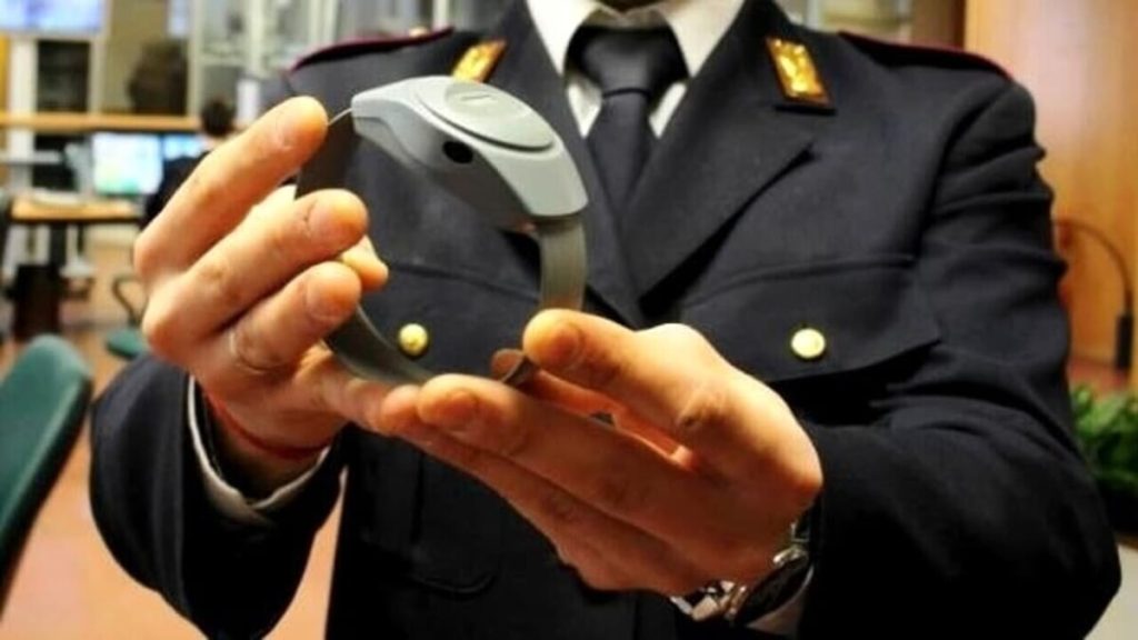 Continua a perseguitare la ex, braccialetto elettronico per un 42enne
