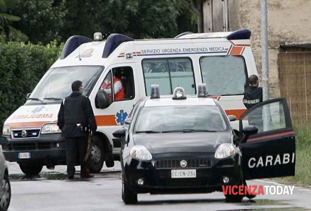 Porta i clienti a visionare un casolare e trova un cadavere