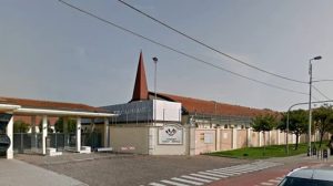 Seguace di QAnon crea scompiglio fuori della Ederle: scatta il sistema anti terrorismo