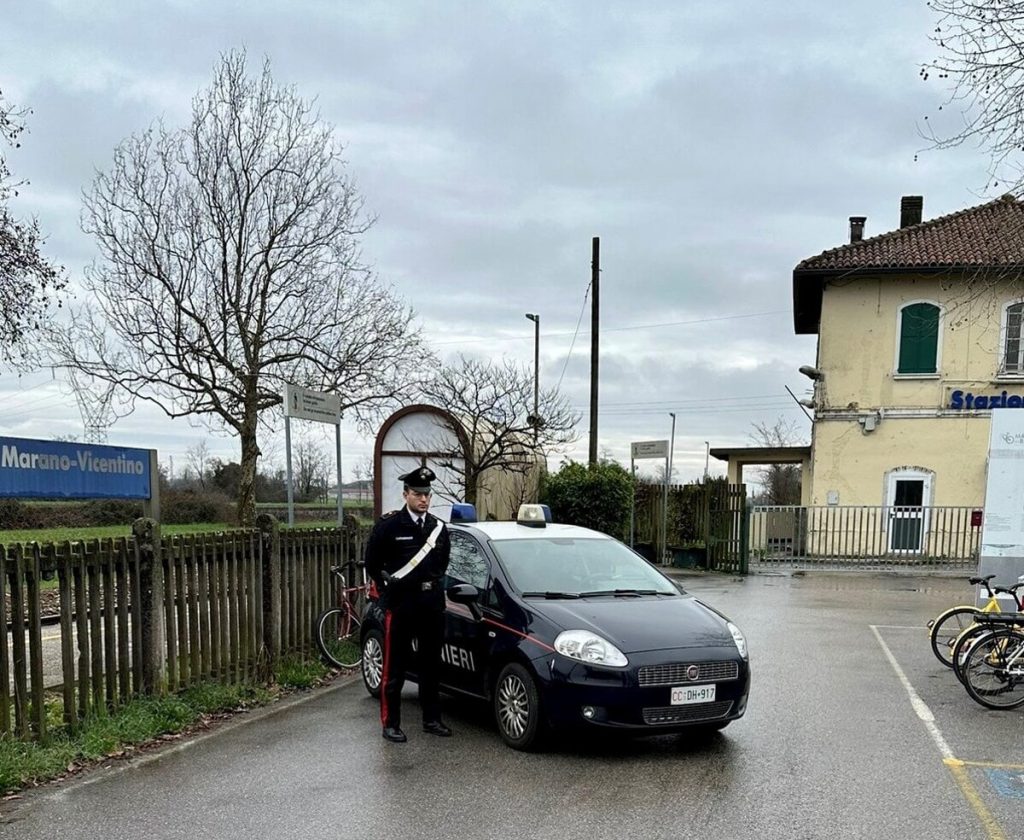 Ruba da un'auto in sosta, denunciato 21enne