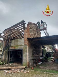 Crolla il tetto di una vecchia abitazione