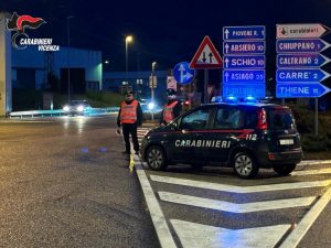 Al bar col bastone, minaccia un cliente: nei guai un 48enne