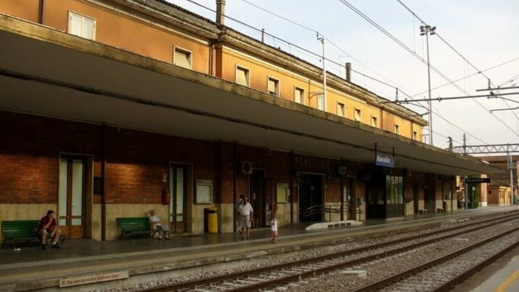 Ruba la bici elettrica, ma viene acciuffato mentre sta salendo sul treno
