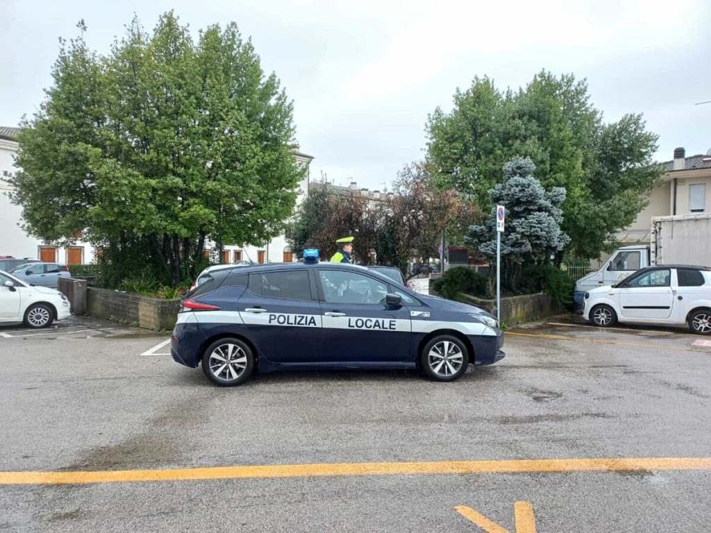 Furto su un'auto in sosta, ladri incastrati dal targa system