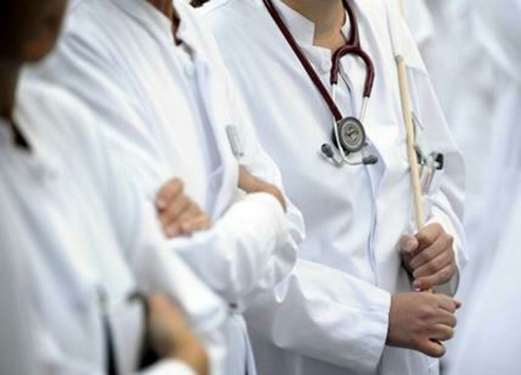Medico riprende servizio, la "crociata" del sindaco continua: "È indagato per omicidio colposo, venga sospeso"
