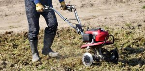 Tragedia nel campo agricolo, 46enne travolto dal motozappa perde la vita