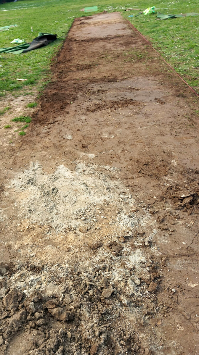 Trasformano il parco in un campo da cricket e imbrattano i muri del sottopasso