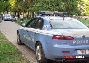 Fermato dagli agenti per aver importunato una donna, reagisce tagliandosi le vene