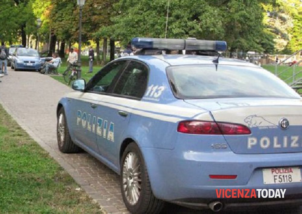 Fermato dagli agenti per aver importunato una donna, reagisce tagliandosi le vene