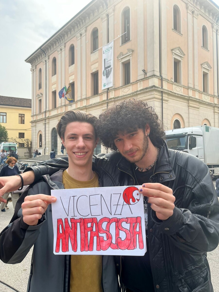 Vannacci all'Astra, studenti in protesta: "Vogliamo il fascismo fuori dalle nostre città"