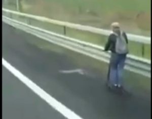 In autostrada col monopattino elettrico, fermato un giovane