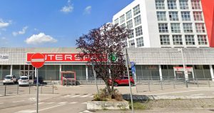 Ubriaco spaventa le commesse di un supermercato, interviene la polizia 