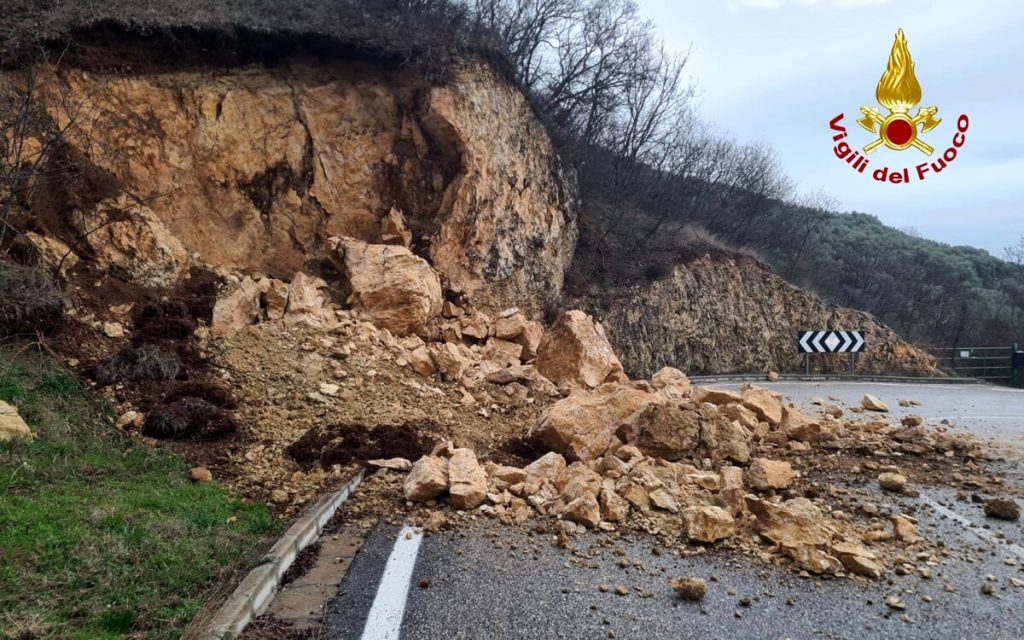 Roccia si stacca dalla parete e invade la sede stradale