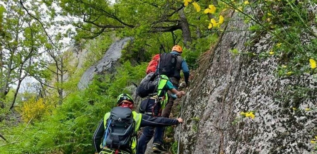 Escursionista si infortuna sul sentiero degli Scalpellini