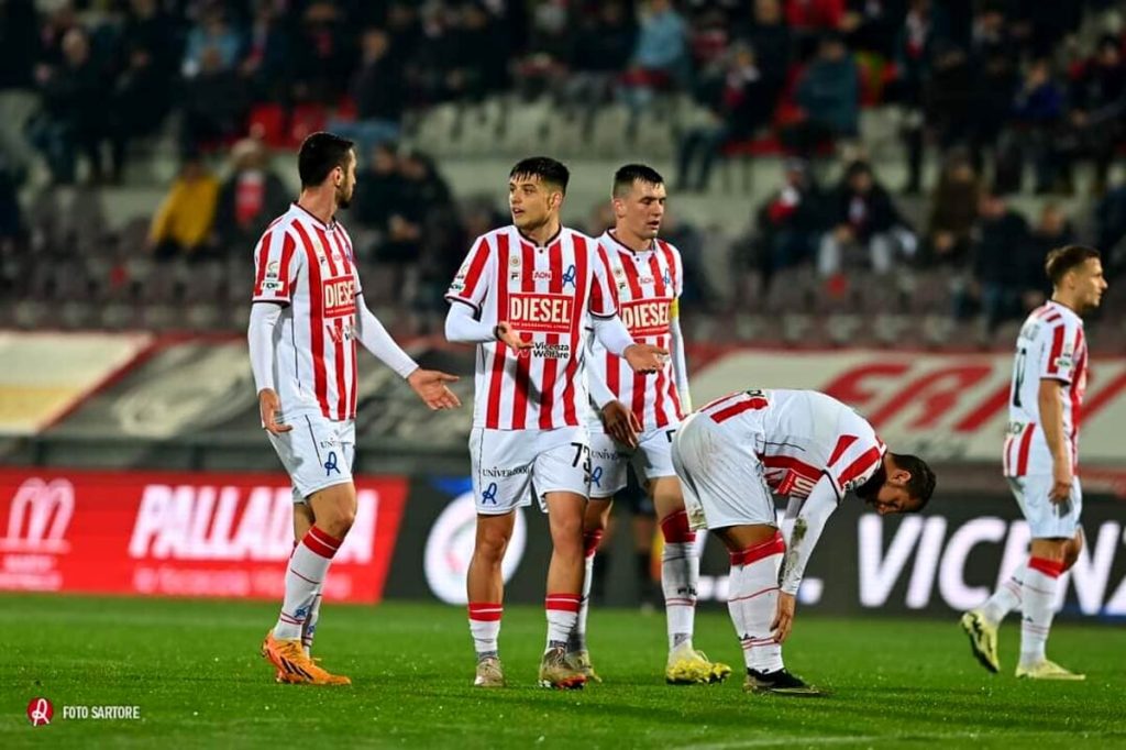 Il Vicenza in dieci vince 1-0 sul campo della Pro Patria e ottiene il nono risultato utile consecutivo