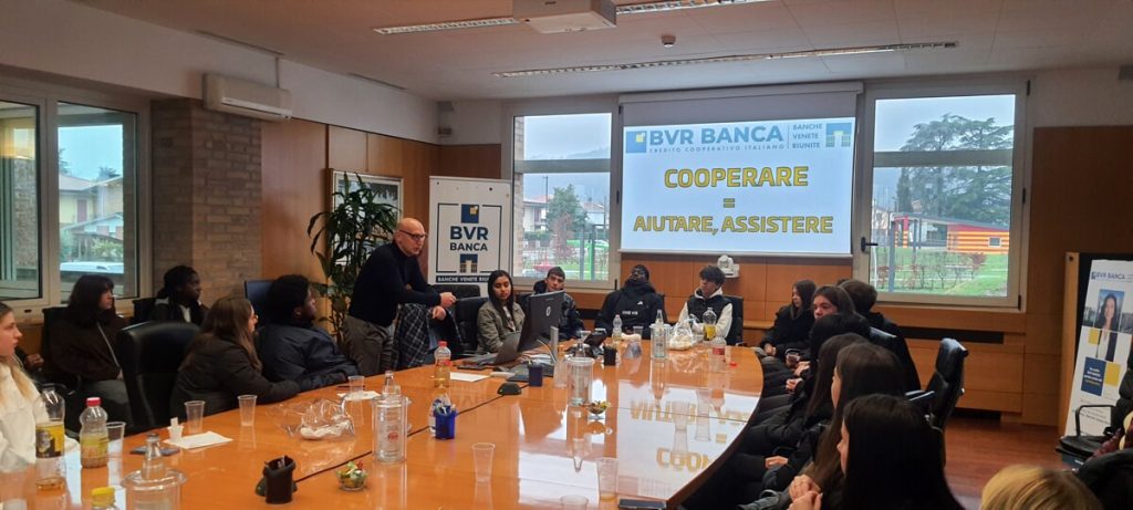 Studenti a lezione in banca: l'incontro con Stefano Ruaro